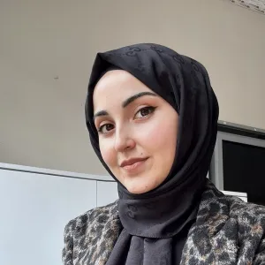 Ayşenur - Türkçe öğretmeni - 