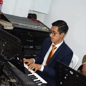 Elvis - profesor de piano - Lima