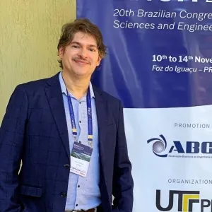 Ariel Sullivan - Prof de latex - Porto Alegre