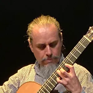 Roberto - Guitar tutor - Queens