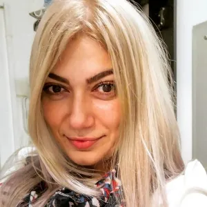 Emma - Profesor de psihologie - București