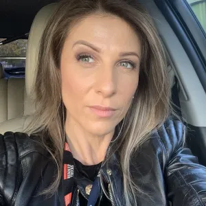 Ana - Profesor de limba română - Roșu