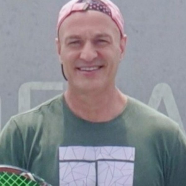 Profesor nacional  de tenis con 3 titulos de la federacion francesa de tenis. Altamente cualificado demostrable