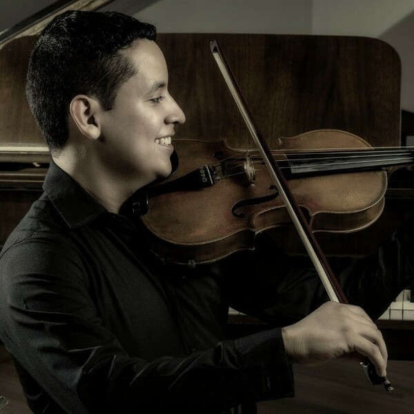 Estudiante de música da clases de iniciación músical, viola y violin en la ciudad de Cali.