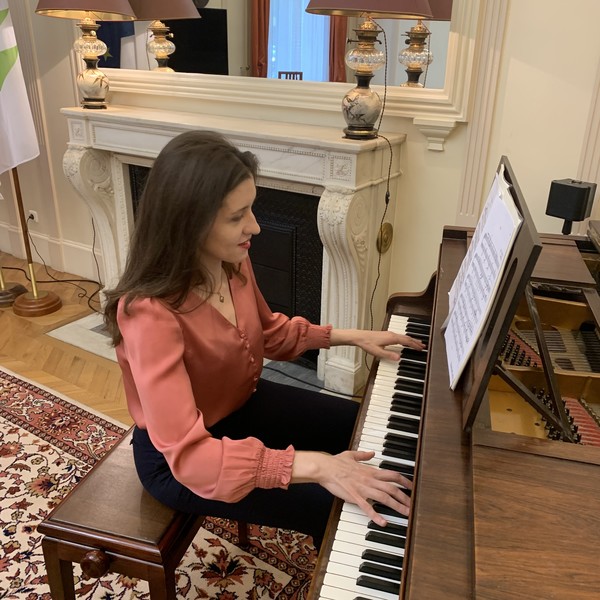 Pianiste diplômée de l’École Normale Alfred Cortot de Paris donne cours de piano. PIANO, solfège, préparation pour les examens. Méthode unique d’enseignement.