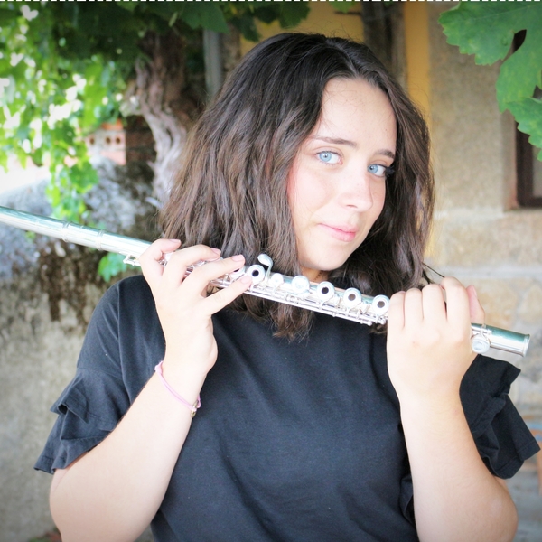 Estudiante de flauta travesera e intérprete activa ofrece dar clases de lenguaje musical y flauta travesera en niveles de Enseñanzas Elementales y primeros cursos de Enseñanzas Profesionales.