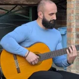 Ervin - trajnues kitarje klasike - Tiranë