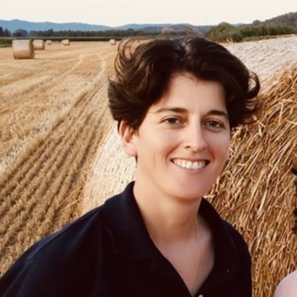 Profesora nativa, doctora en filología, lengua y literatura, correctora de textos y traductora ofrece clases de francés y español.