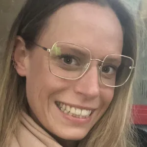 Hollie-Popcorn - Sign language tutor - 