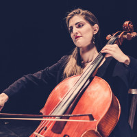 Violonchelista profesional experta en pedagogía musical ofrece clases creativas de violonchelo en Valencia.