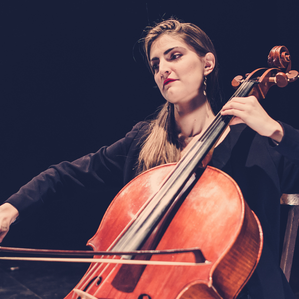 Professional cellist expert in music pedagogy offers creative cello lessons in Valencia.