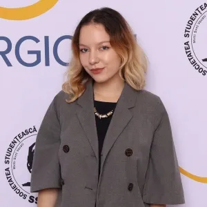 Angela - Profesor de chimie organică - București