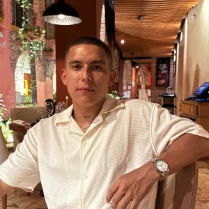 Julian - profesor de economía - Bogotá