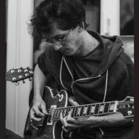 Guitariste avec 10 ans d’expérience, donne des cours de Guitare électrique ou acoustique pour débutants.