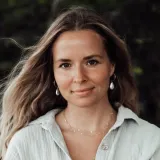 Nina - professeur de droit des affaires - Paris