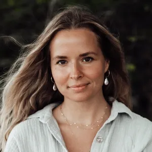 Nina - professeur de droit des affaires - Paris