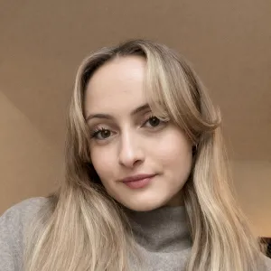 Alexandra - Profesor de biologie - Marginea