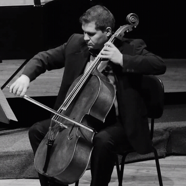 Aprenda violoncelo online com mestre em música pela Universidade de Aveiro, com vasta experiência no Brasil e Portugal