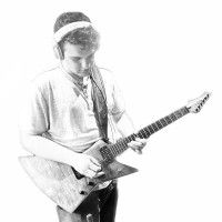 Guitariste expérimenté donne des cours de guitare (acoustique et électrique) et de basse pour débutants
