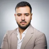 Amine - professeur de marketing - Paris