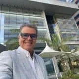 Carlos - profesor de economía - Panamá