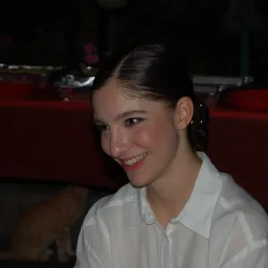 Laura - Insegnante di aiuto compiti - Nove