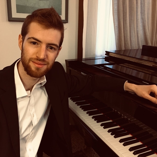 Pianista concertista, con laurea accademica al Conservatorio di Milano, propone corsi di pianoforte a domicilio.
