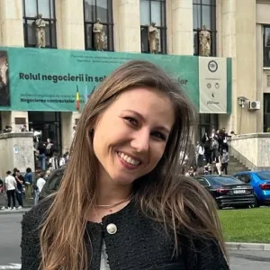 Raluca-Andreea - Profesor de drept - București