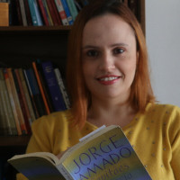 Professora de língua portuguesa e estudante de Direito USP leciona gramática e redação.