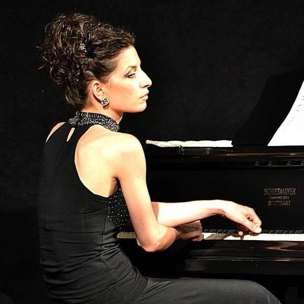 Pianiste professionnelle diplômée au Conservatoire National de Bulgarie et au Conservatoire Royal de Liège, donne des cours de piano et solfège (tous niveaux et âges confondus).