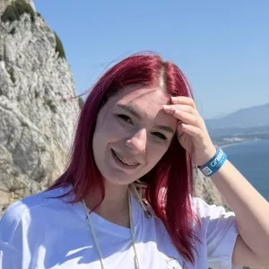 Laura - Profesor de biologie - București