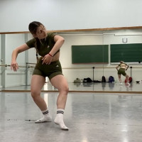 Bailarina de danza contemporánea da clases de danza para niños y adultos.