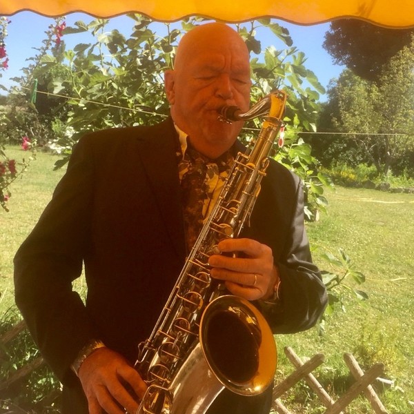 Professeur de saxophones, flûtes et clarinettes. Concertiste stationné dans l'Orne à Préaux du Perche (61).