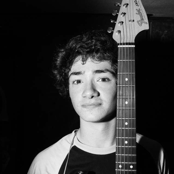 Guitarrista com o curso da Escola de Jazz Luis Villas Boas (Hot Club) dá aulas de guitarra, teoria, e treino auditivo