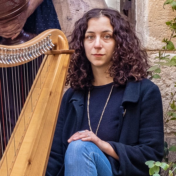 Etudiante au Conservatoire de Montpellier donne des cours de harpe celtique ou harpe à pédales.