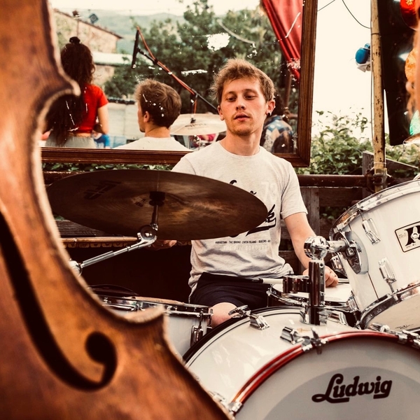 Laureando in percussioni presso la Scuola di Musica di Fiesole offre lezioni di batteria e percussioni classiche per tutte le fasce di età