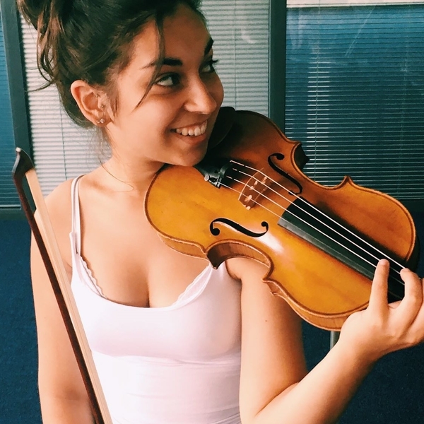 Diplômée de la Haute Ecole de musique de Genève donne cours de violon à Neuvy-en-Sullias