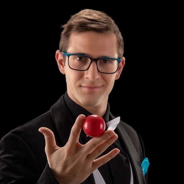 Professional magician teaches magic online so you can learn from your own home