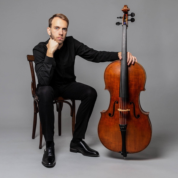 Professional cellist and composer offers cello lessons and theoretical subjects (theory and solfege, harmony, history of music)
