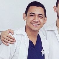 Estudiante de medicina da clases de anatomía, fisiología, microbiología, biología celular y genética en Barranquilla.