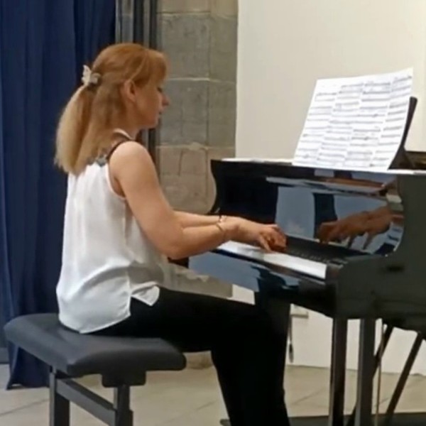 Cours particuliers de piano à domicile, diplômée de l'université nationale des beaux-arts de Kharkov, Ukraine.