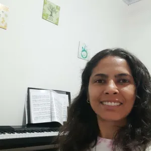 Paula Fernanda - Prof de piano - 