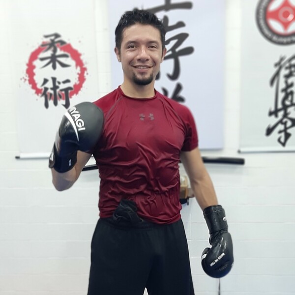 Profesor especializado en disciplinas de combate como kyokushin karate, kickboxing, jiujitsu entre otras