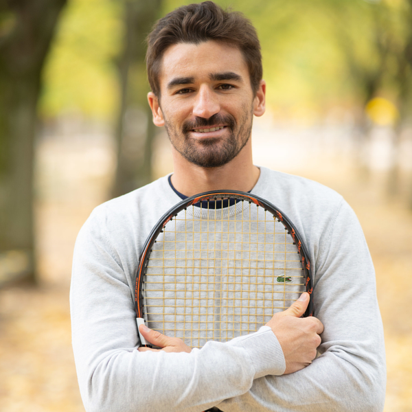 Joueur de Tennis Professionnel. Actuellement 45ème joueur français, 405ème ATP. Cours de tennis individuel ou collectif avec une spécialité dans la préparation physique.