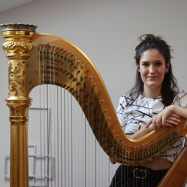 Laura, professional harpist with experience in teaching, offers pedal and lever harp lessons to students of all levels.