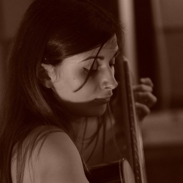 Diplomata in Conservatorio e laureata al Dams, offre lezioni di chitarra classica per tutte le età