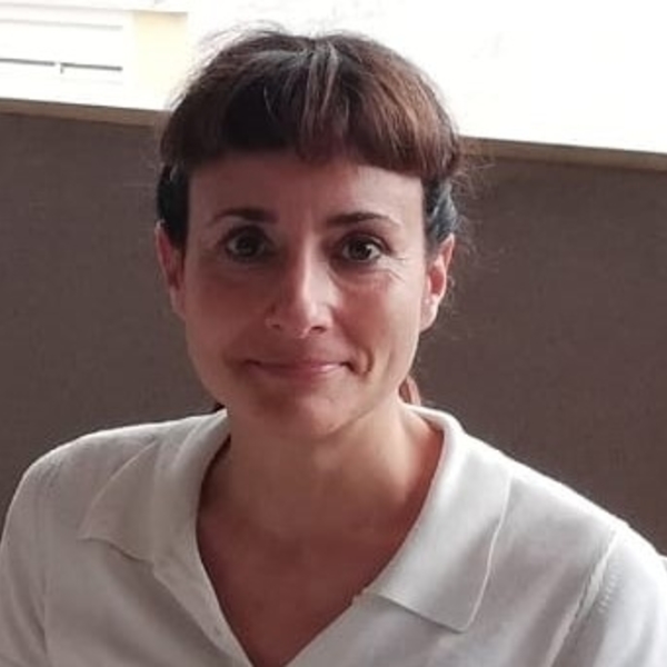 Profesora nativa bilingue francés- español con más de 15 años de experiencia da clases de francés y español para extranjeros.