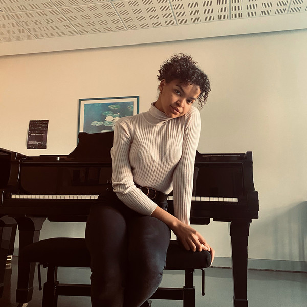 Je suis étudiante en deuxième année de licence en musicologie et pratique le piano et solfège en troisième cycle au conservatoire de Reims.
