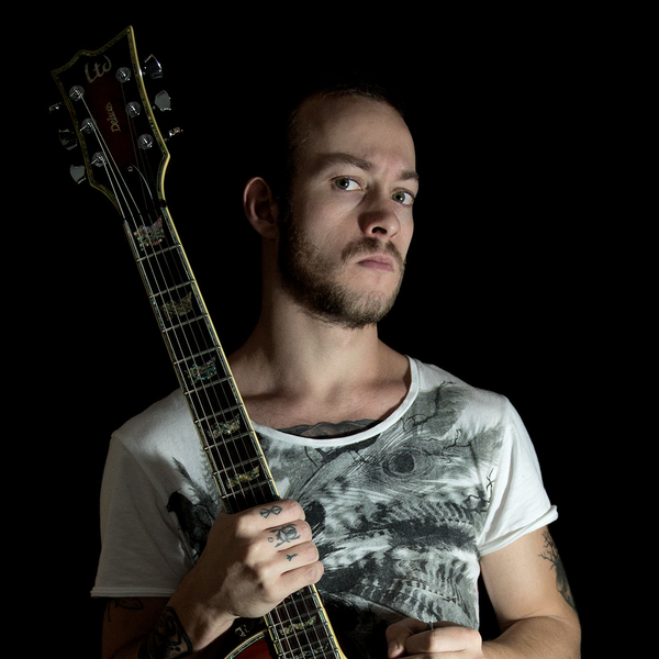 Chitarrista professionista impartisce lezioni private di chitarra elettrica / classica /acustica, anche via Skype o a domicilio.