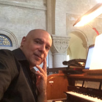 Organist, with 30 years of experience, offers courses in organ, solfeggio and piano in Rome